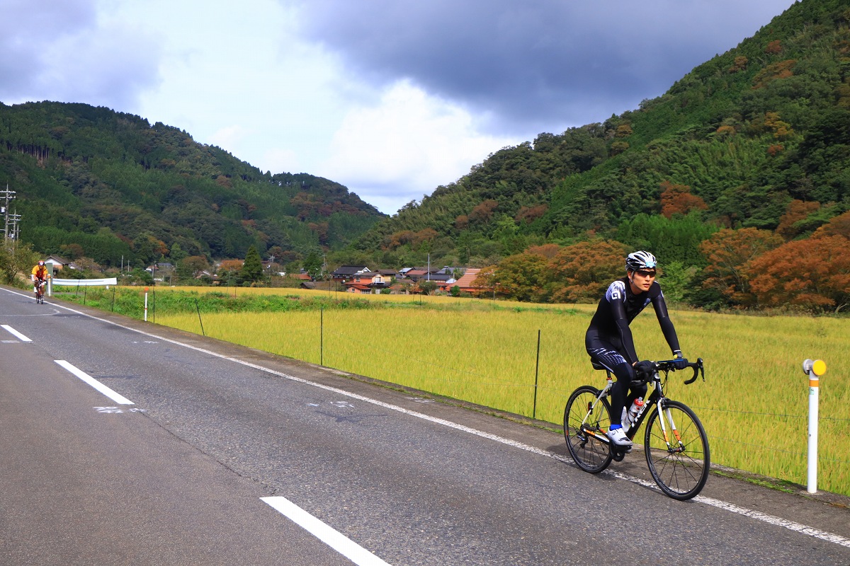 谷あいの緩斜面を登っていきます