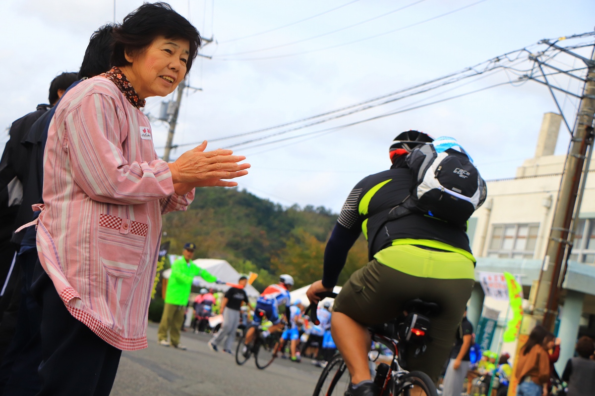 第5エイドの美穂地区公民館では参加者たちを歓迎してくれました