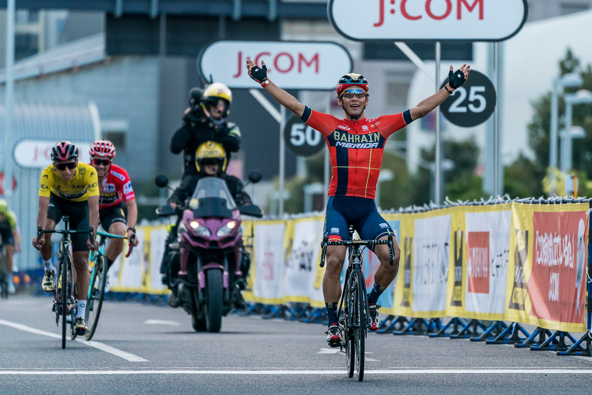 ベルナルとログリッチェを振り切って日本人初制覇を決めた新城幸也（バーレーン・メリダ）