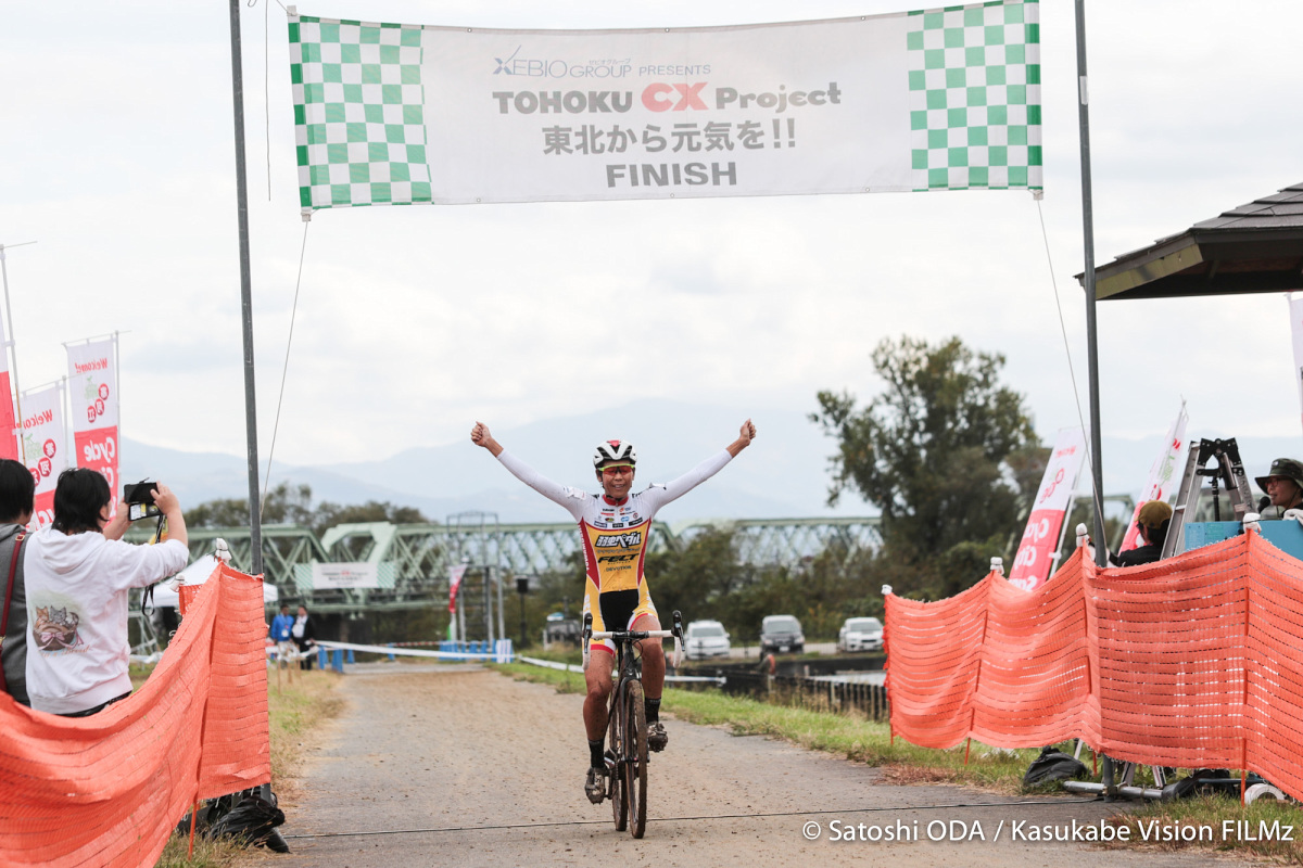 UCI女子エリート優勝の唐見実世子のフィニッシュ