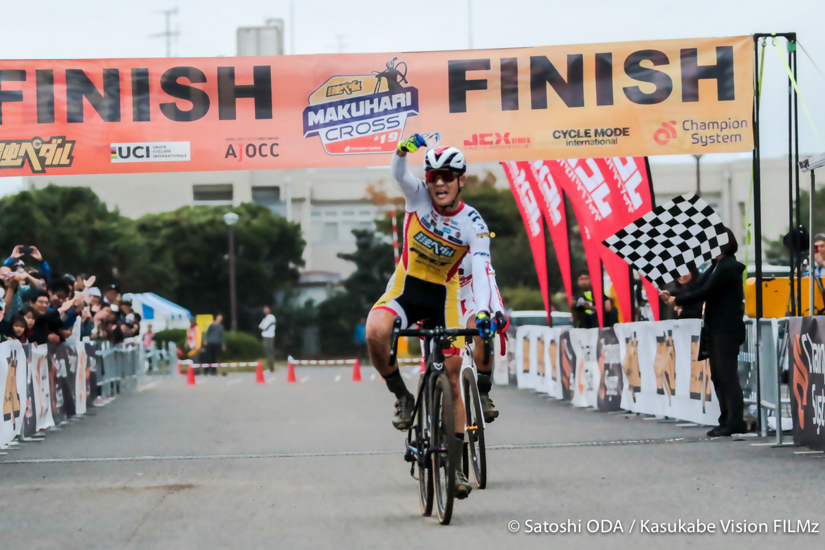 チームメイトとのゴールスプリントに勝利し拳をあげる織田聖（弱虫ペダルサイクリングチーム）