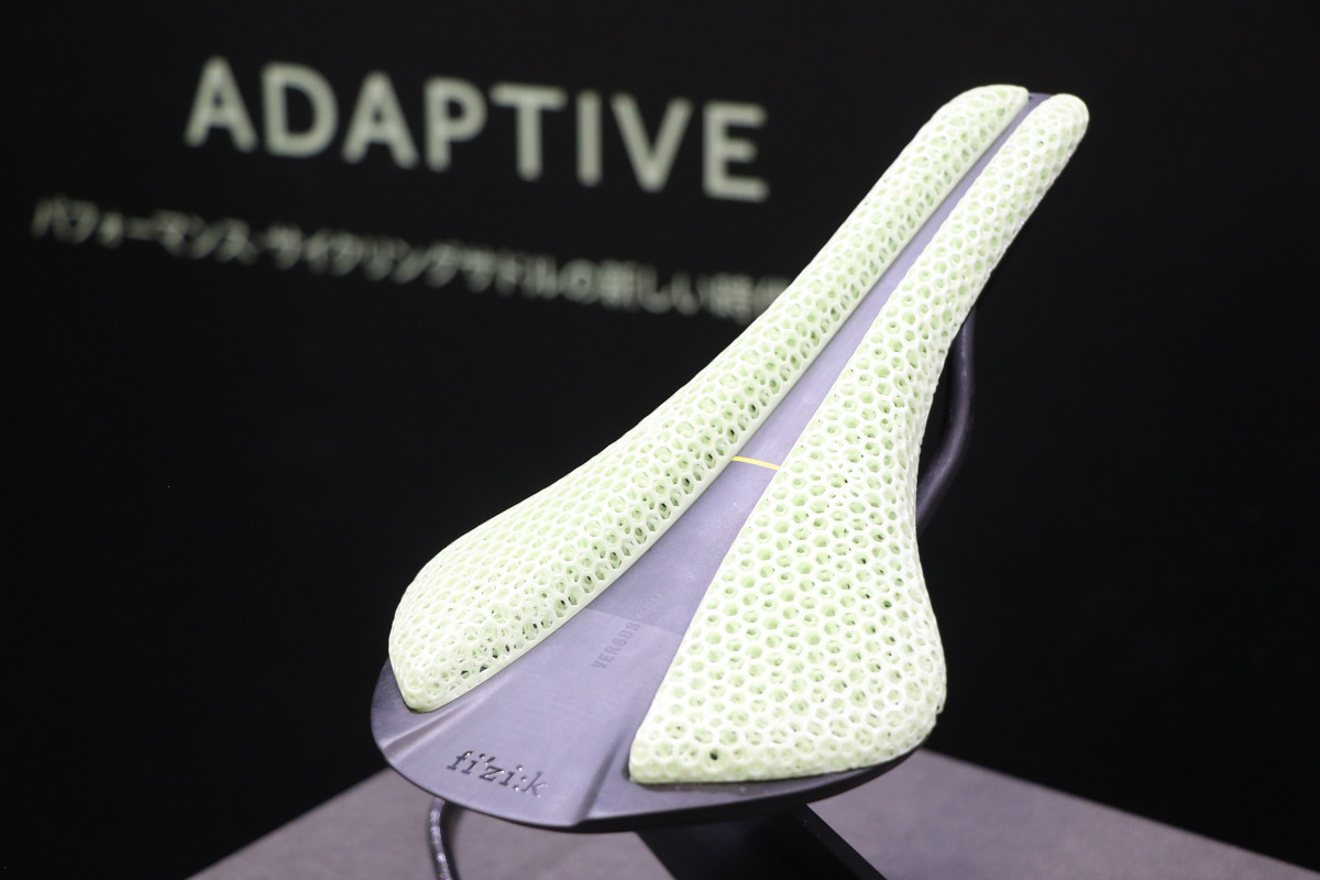 3Dプリンタによって成形された独自の座面が目を引くADAPTIVEサドル