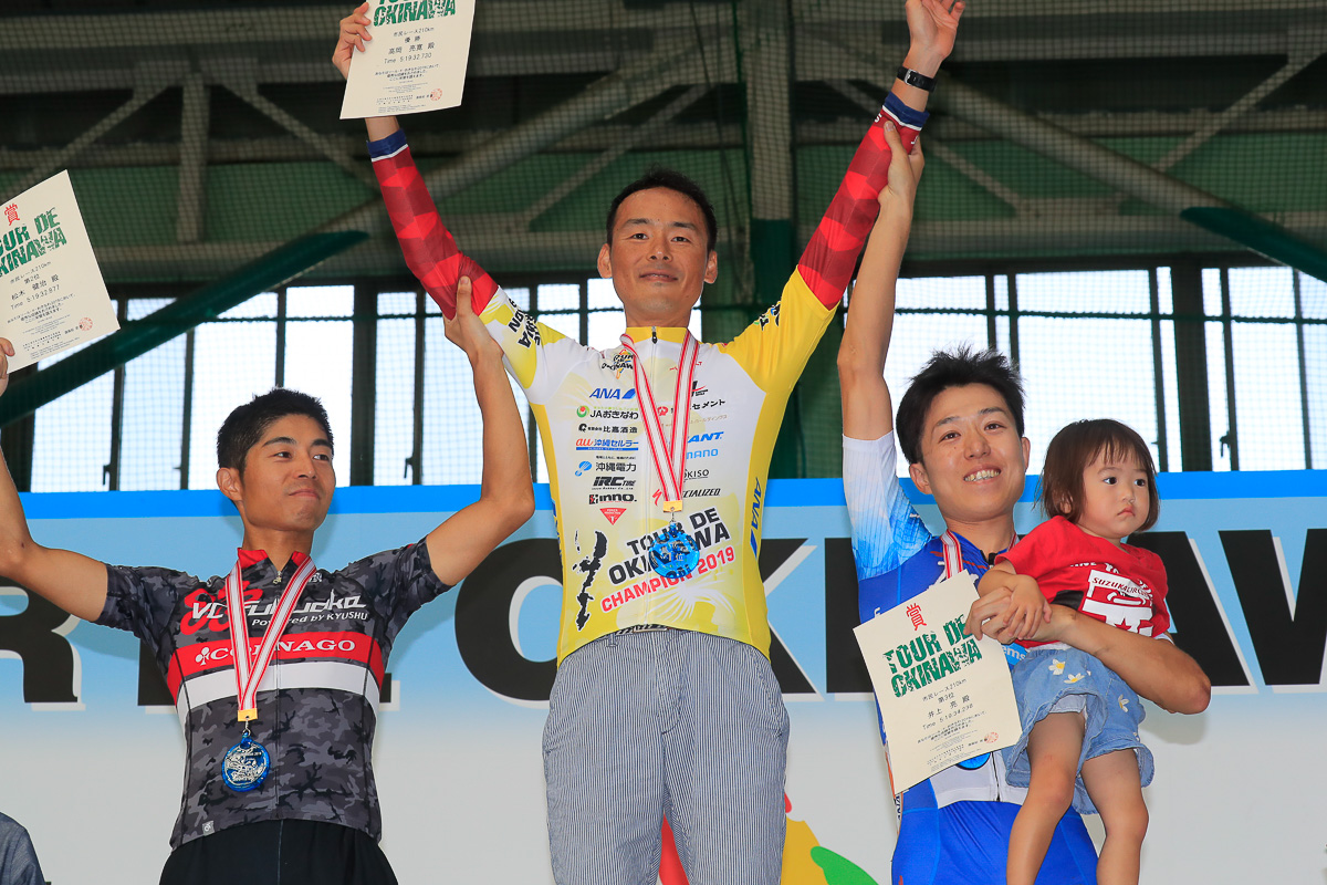 市民210km表彰 優勝：高岡亮寛（Roppongi Express）、2位松木健治（VC福岡）、3位井上 亮（Magellan Systems Japan）