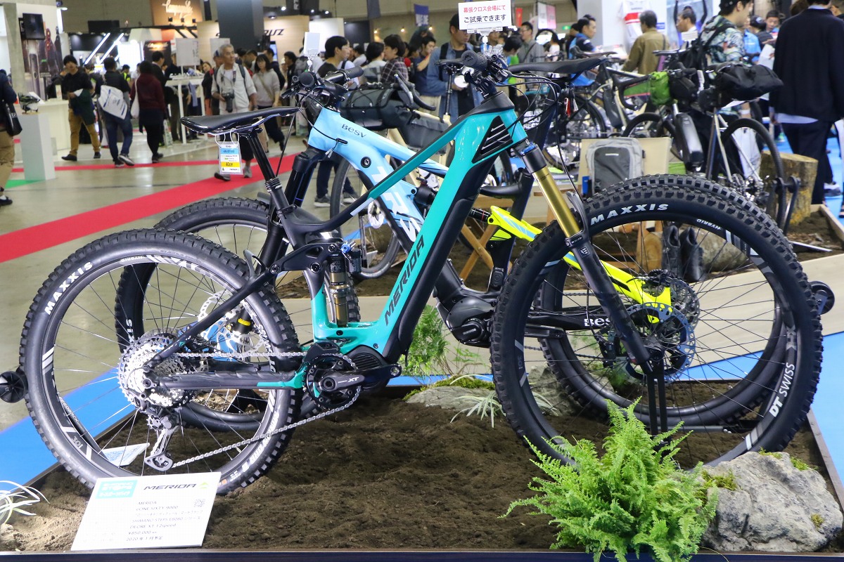 メリダのカーボンフルサスE-MTBが展示された