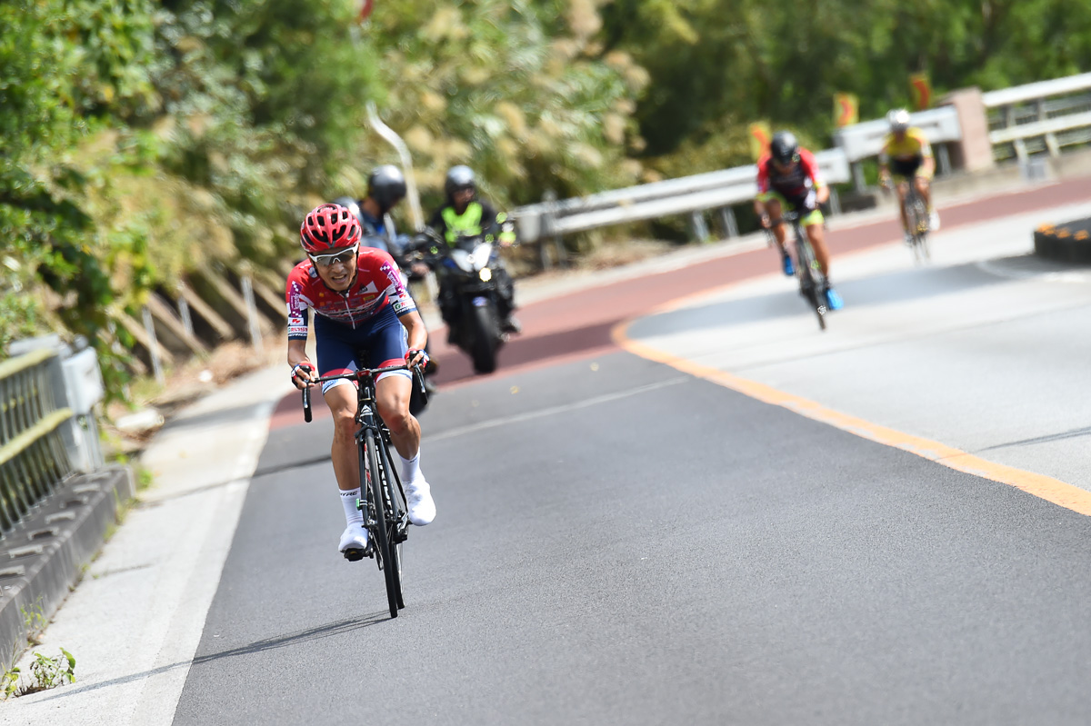 残り15km付近、羽地ダムへの登りでアタックした増田成幸（宇都宮ブリッツェン）