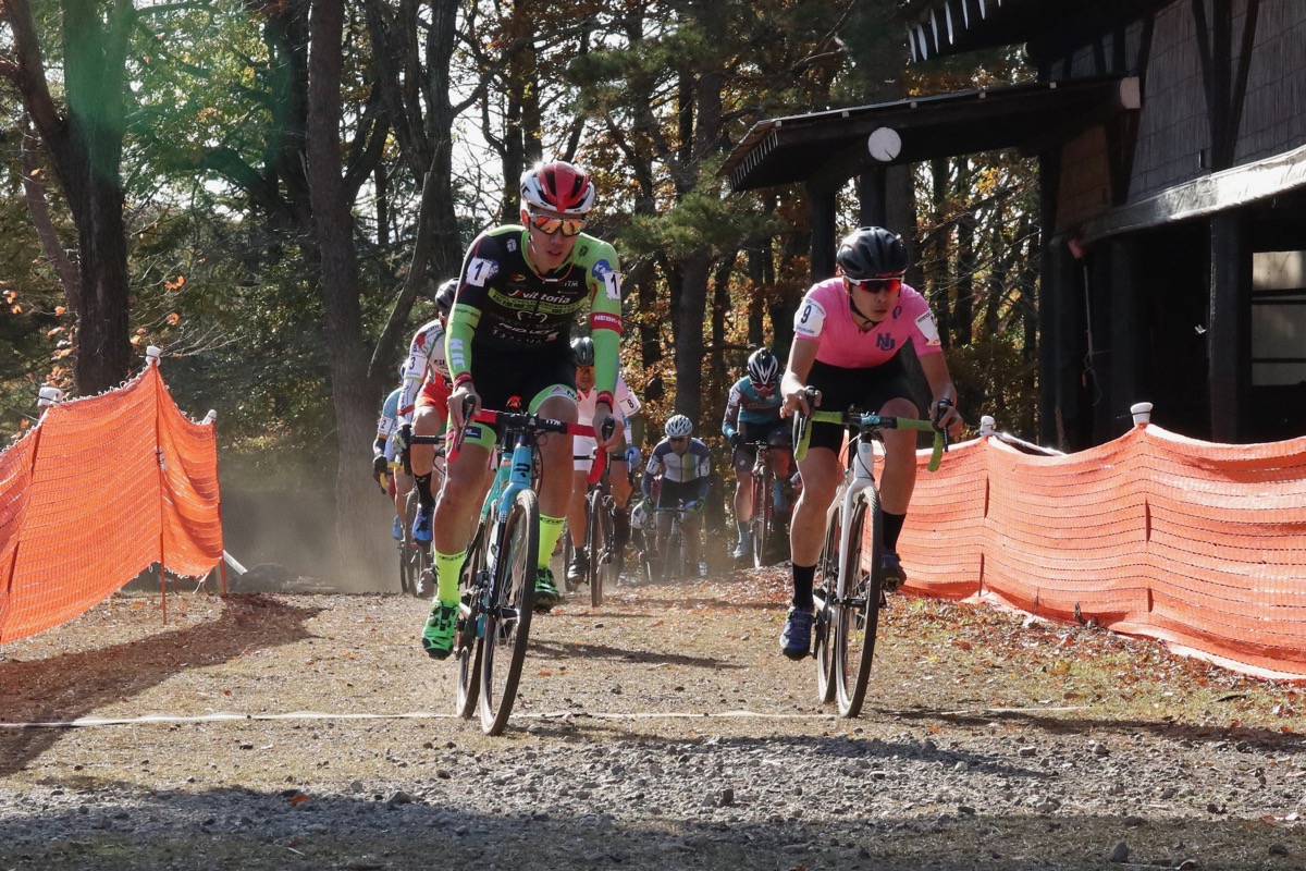 C1スタート 積田連（SNEL CYCLOCROSS TEAM）と三澤優樹（日本大学）の2人が飛び出す