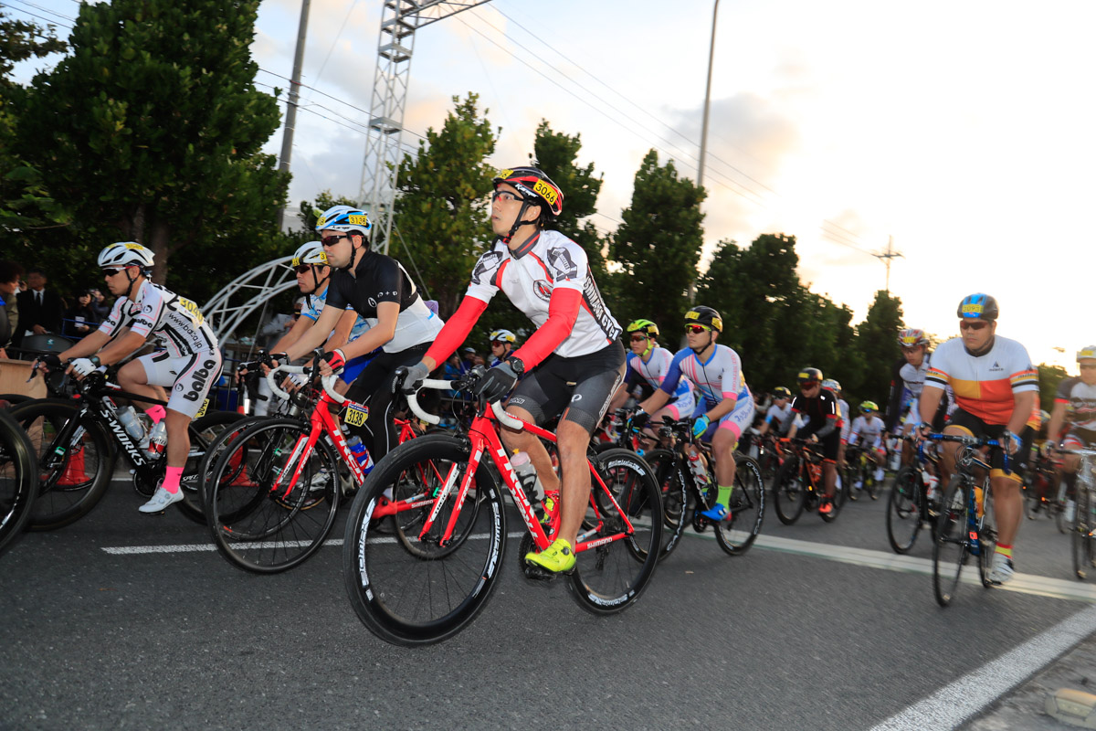 スタートしていく市民50kmオープン