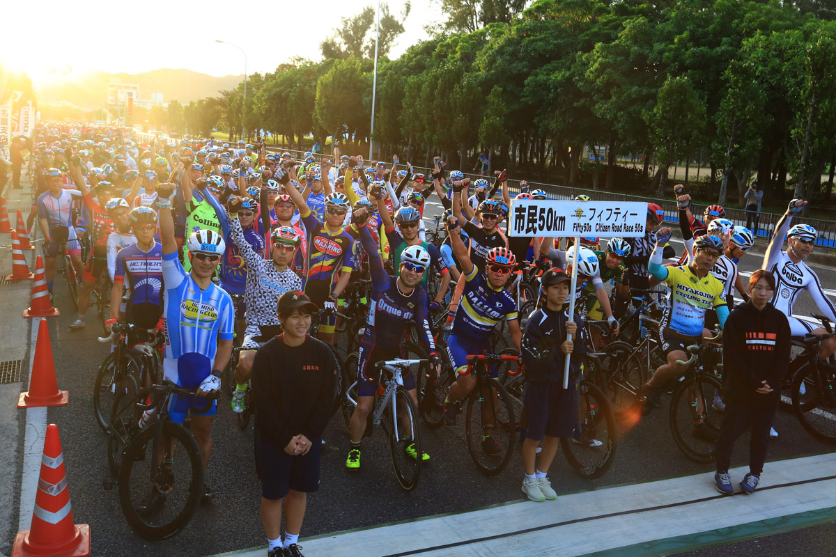 市民50kmフィフティーの選手たちがスタート前に恒例の「チバリヨー！」