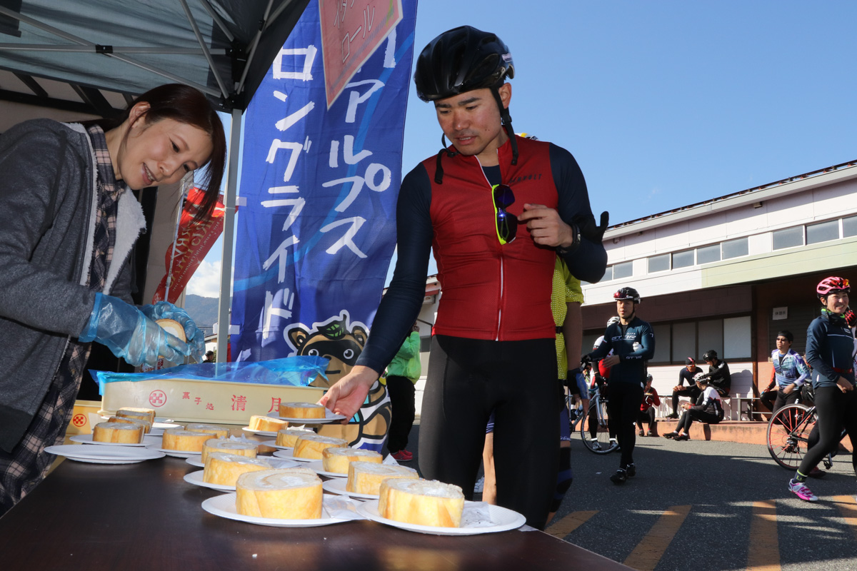 これでもかと言うくらい次々とロールケーキが並べられる