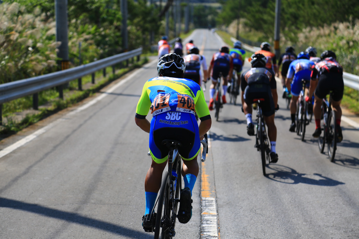 先頭集団の後方に潜む紺野元汰（SBC Vertex Racing Team）