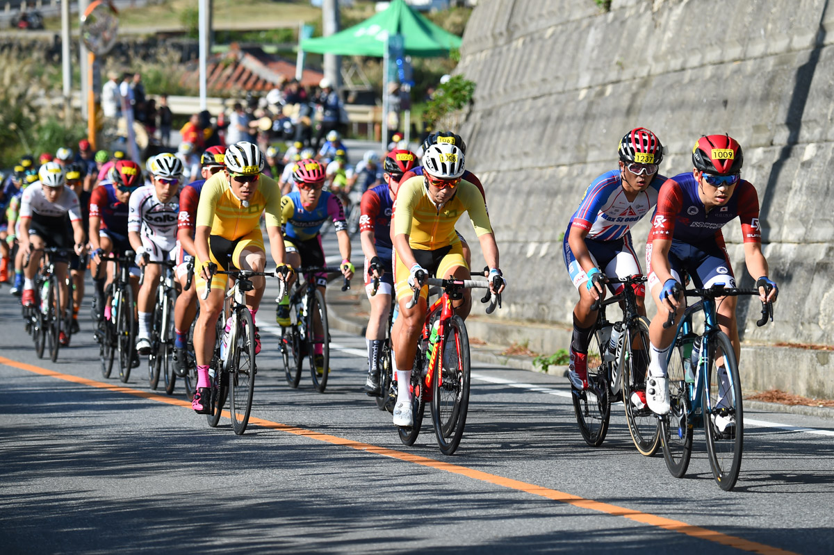 市民140kmオープンの集団内で走る筧五郎（チャリダー男子部）