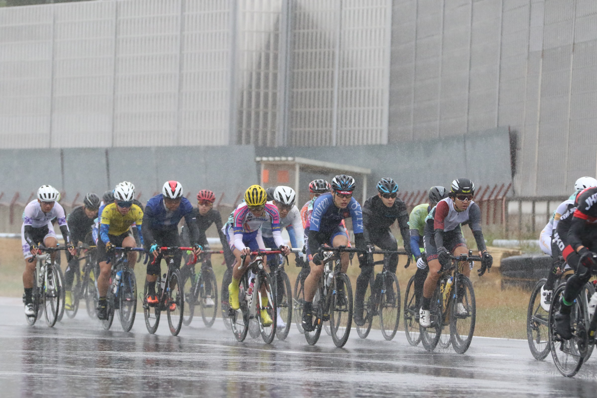 雨の中真剣な表情でスプリントレースを走る