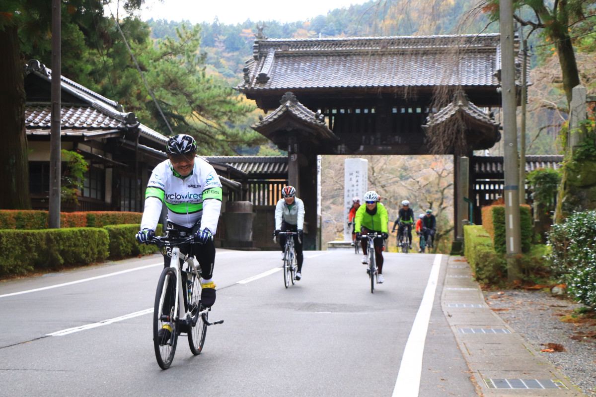 身延山の総門をくぐる　ここからは門前町の登りへ