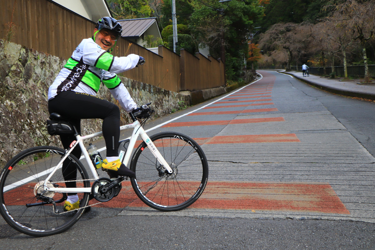 スゴイ坂だな！と嬉しそうである　E-BIKEライダーにとっては最高に楽しいセクションだろう