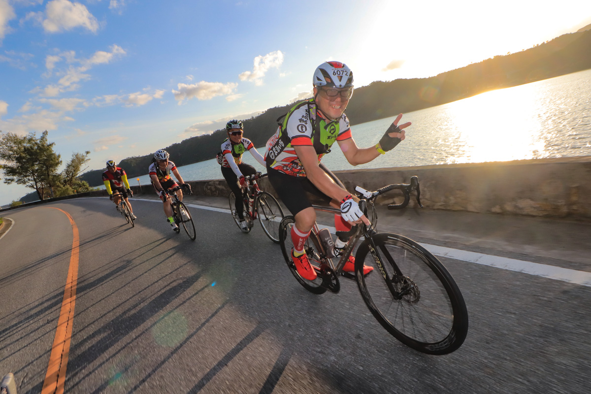 風もなく快適なクルージングが楽しめる海岸線を行くサイクリングコースだ