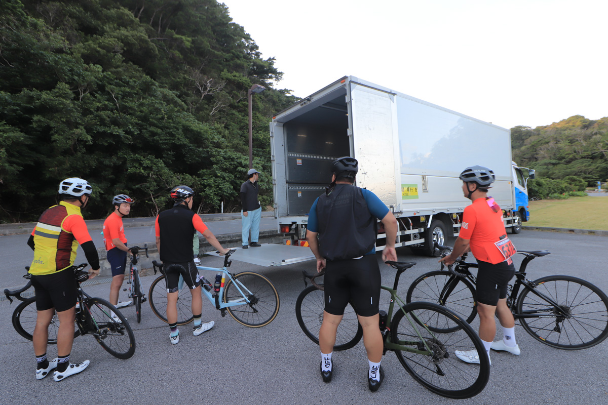 路の厳しさに回収トラックに自ら乗り込もうとするグループも