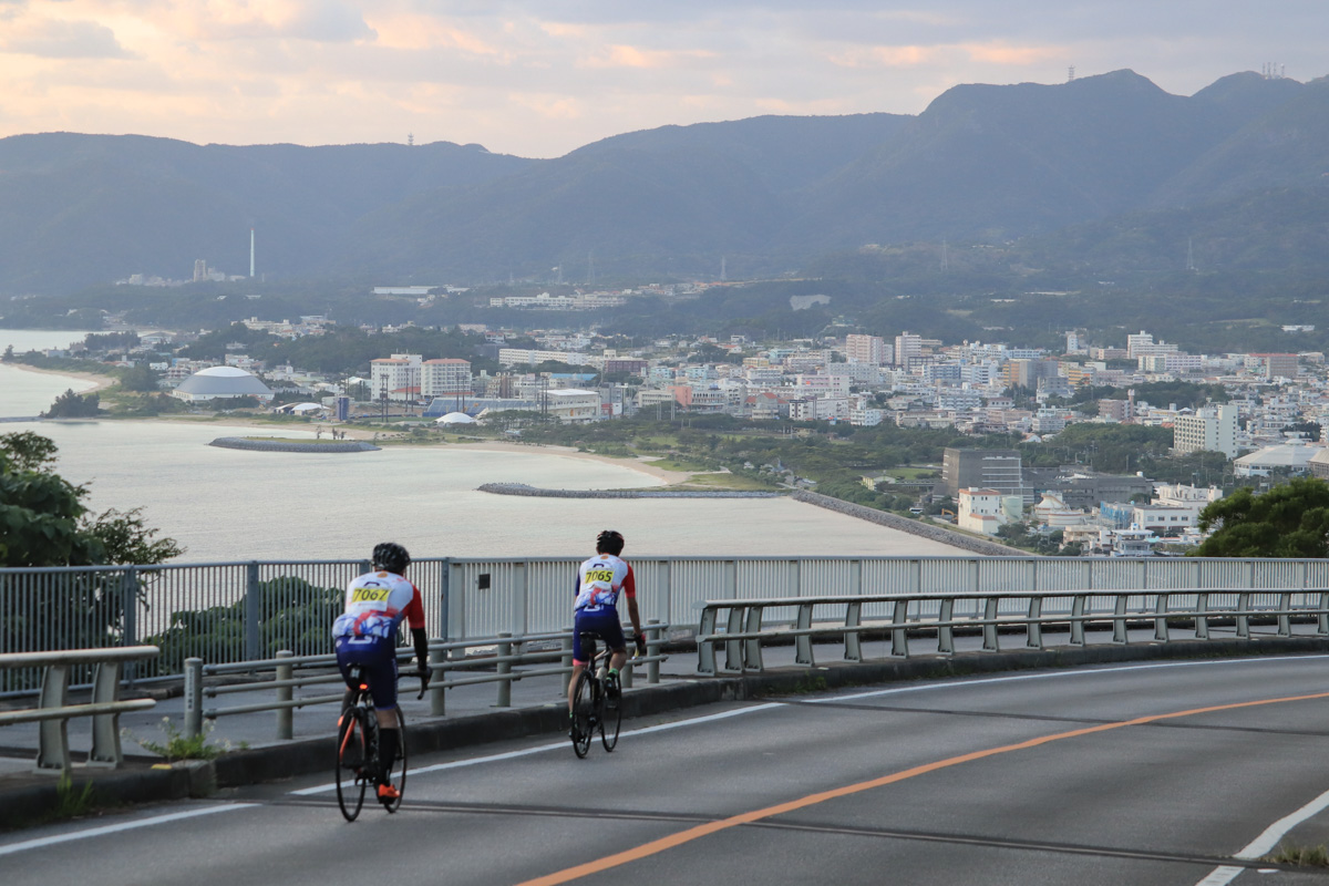 ダウンヒルを続けると名護市街のパノラマが突然開ける（2019年やんばる一周サイクリングより）