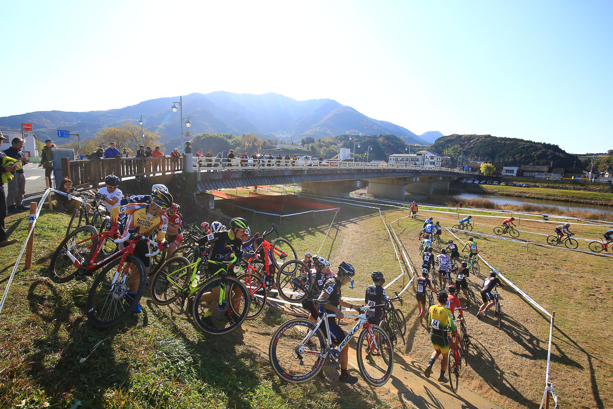 内子町の風情のある橋からレース全景が眺められる