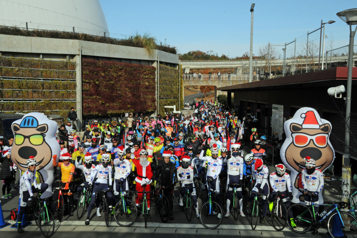 キナンサイクリングチームの選手がフルメンバーで参戦。テレビや雑誌でおなじみの筧五郎さんと山の神・森本誠さん、ちゃりん娘のみなさんもゲストライダーとして参加者とともに走った