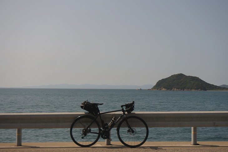 暑くてもやはり海の景色を眺められると少しは気が紛れるというもの。遠くに見えるのは四国か？