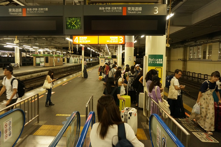 ようやく列車到着のアナウンスが入りホームの下りてゆくと、そこは深夜の1時とは思えない賑わいなのでした…