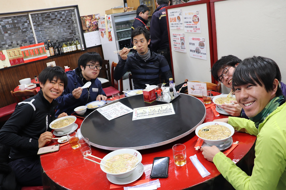 乗り初めライド前に飯能名物の國光麺や海老チャーハンを食べるCW編集部