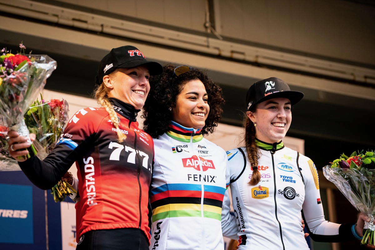 女子レース表彰。再びオランダ勢が上位を独占した