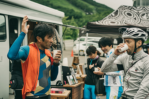 世界中のクラブハウスにはカフェがあり、サイクリストはゆっくりとそれぞれの時間を過ごすことができる