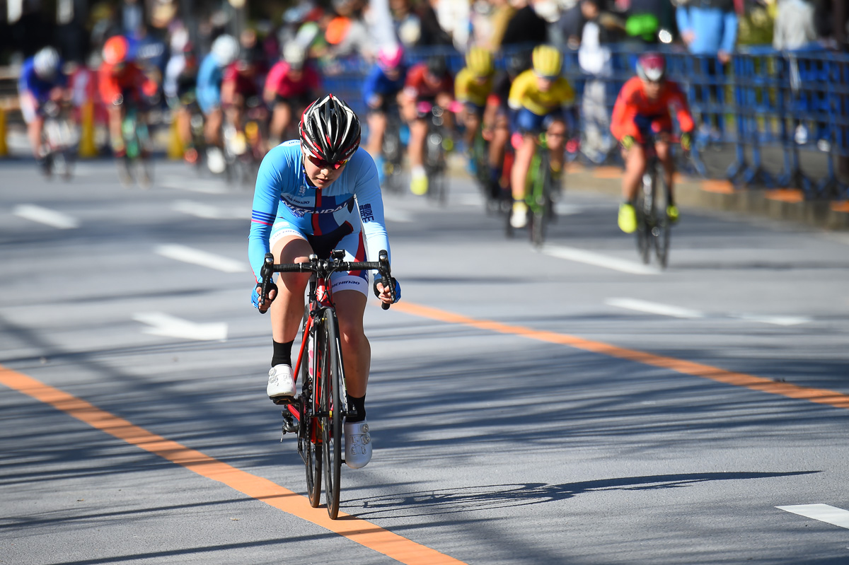 女子　レース中盤、単独で飛び出す小口加奈絵（日本体育大学）