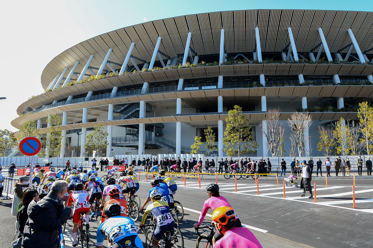 完成した新国立競技場前はヘアピンの最終コーナーとなった