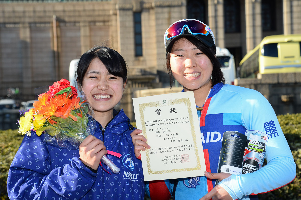 女子で優勝した中村愛花（写真左）と、アシストした小口加奈絵