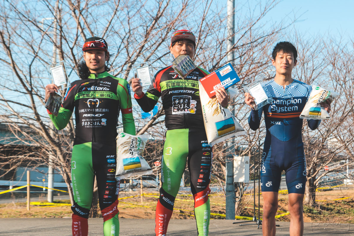 C1ポディウム。優勝：向山浩司（SNEL CYCLOCROSS TEAM）、2位：佐川祐太（SNEL CYCLOCROSS TEAM）、3位：折橋孝治（Champion system japan test team）