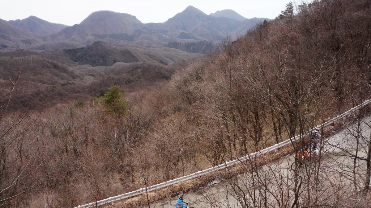 ビューポイントからは群馬の荒々しい山並みが眺める事ができる。