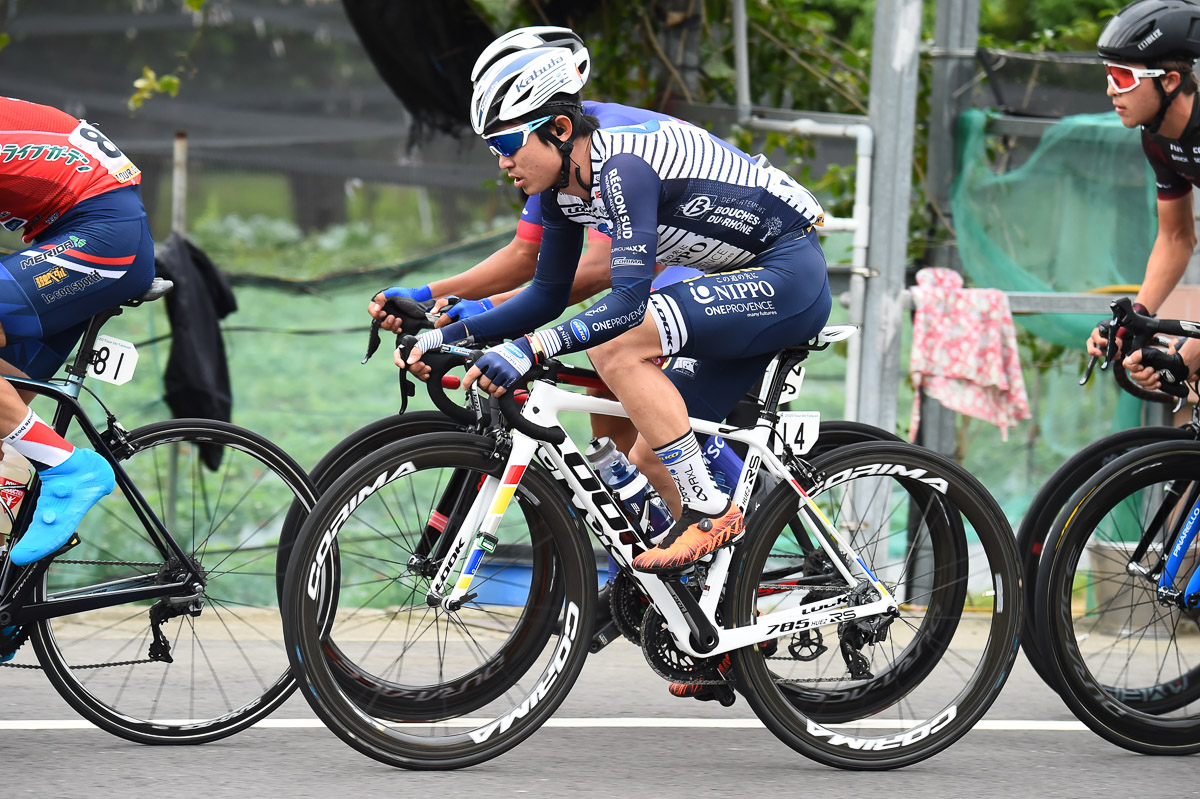 集団内で走る中根英登（NIPPO・デルコ・ワンプロヴァンス）