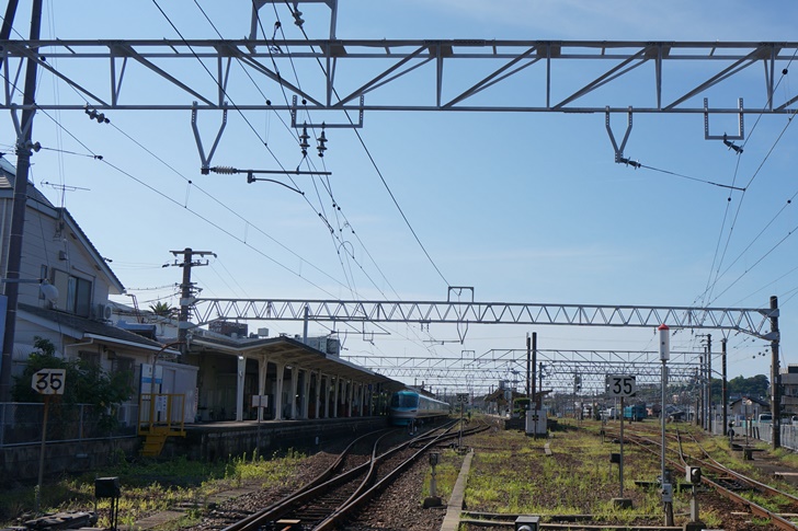 昔日の栄華をうかがわせる広い駅構内で休んでいるJR西日本の283系特急型電車は、太平洋のイルカをイメージしたデザインだそう