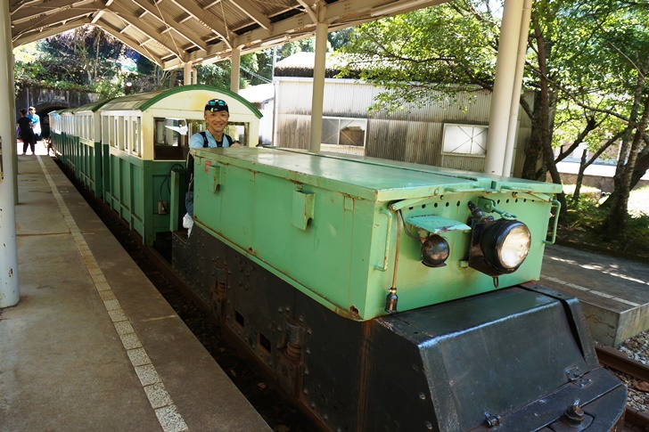 運転士さんの粋なはからいで、バッテリー機関車の運転席に乗せてもらって、写真まで撮ってくれる大サービス！