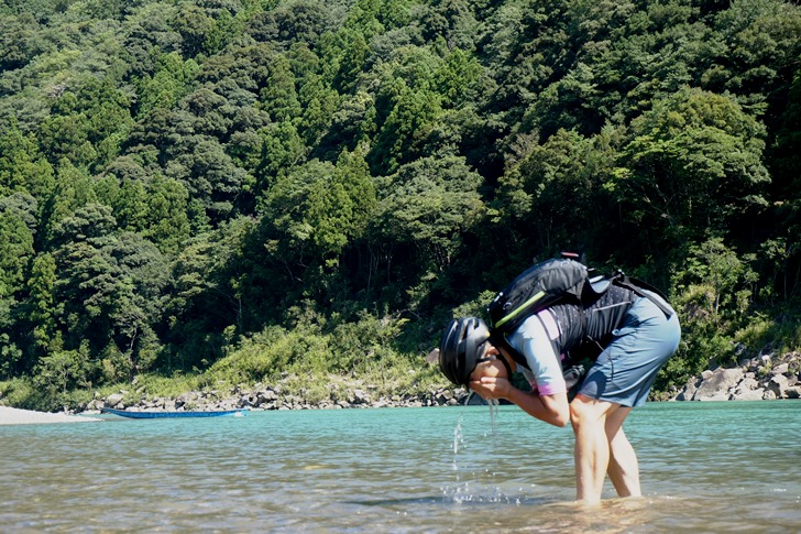 あまりの暑さに我慢しきれず、河原まで下って涼を求める