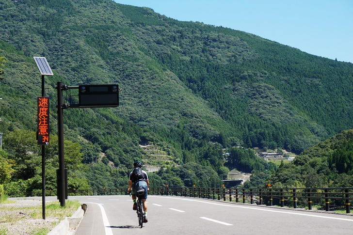 まだ午前中だというのに気温はすでに34℃という、およそサイクリング日和とは言えない陽気でした…