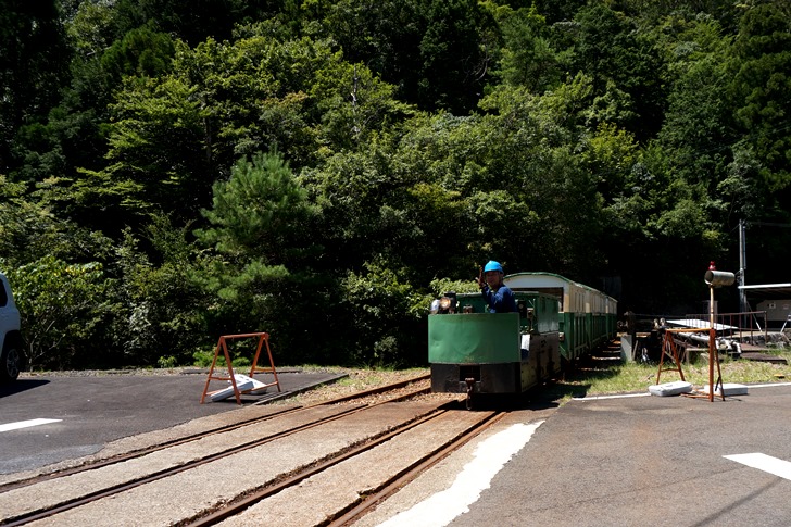 トロッコ電車乗り場で待っていると、小さな機関車が牽引する列車がやって来ました！