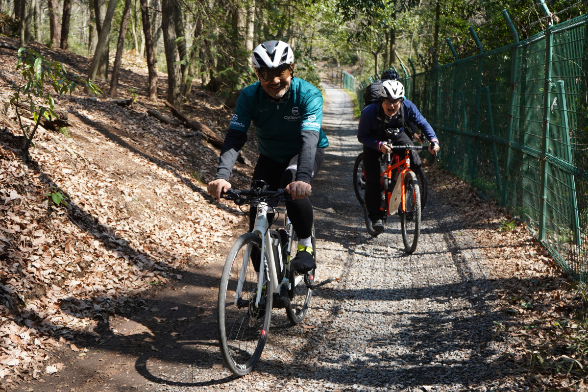 ちょっとした登りでもE-BIKEに乗る会長の笑顔といったら！