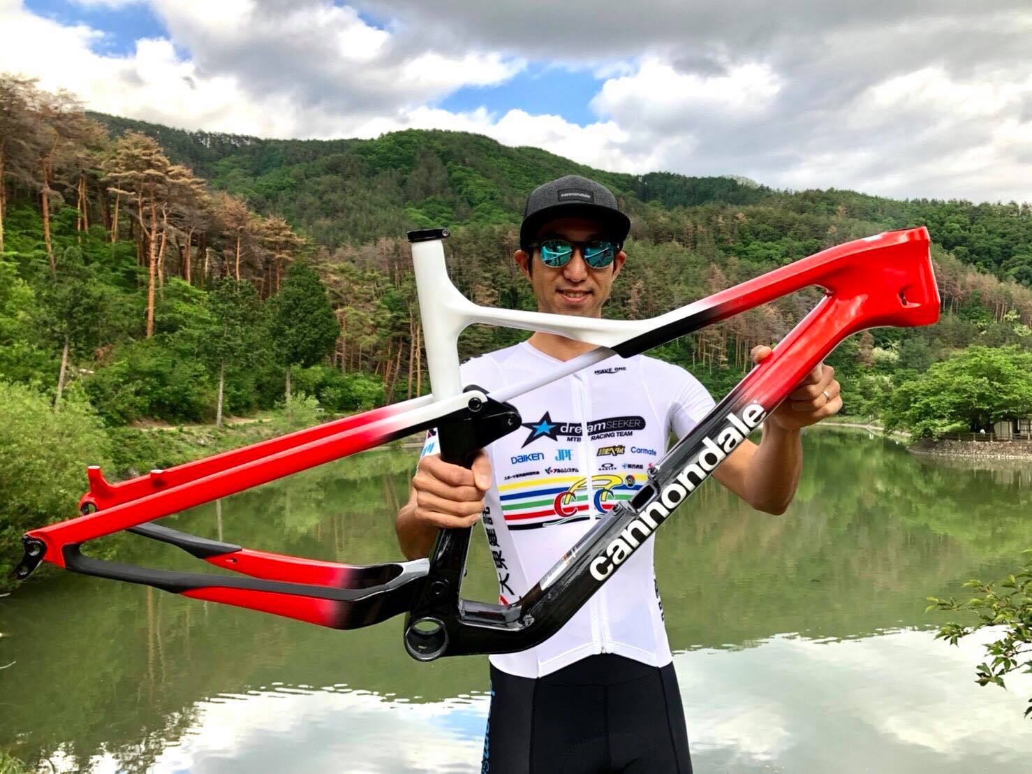 全日本チャンピオンカラーのSCALPELを手にした山本幸平（Dream Seeker MTB Racing Team）