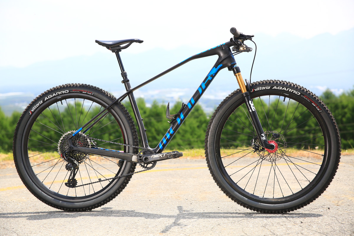 XCレースバイクのMONDRAKER PODIUM ＋AGGARO 29×2.35タイヤ（フロント＆リアとも）