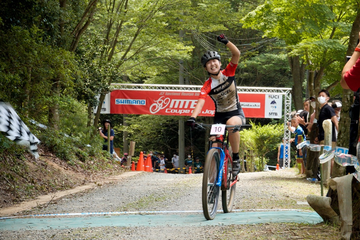 女子エリートレースで圧勝した川口うらら（FUKAYA RACING）