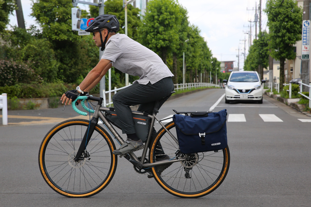 バッグはバイクに取り付け、身体をフリーにするのが自転車通勤・通学ではもっとも快適だ