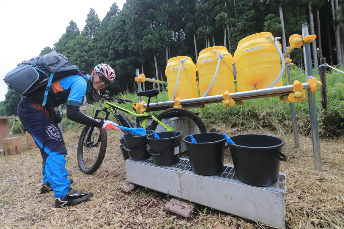 トレイル出口には水タンクとセルフ洗車キットが用意されていた