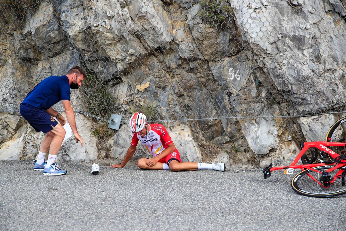 3級山岳レーク峠の下りで落車した暫定山岳賞リーダーのアントニー・ペレス（フランス、コフィディス）