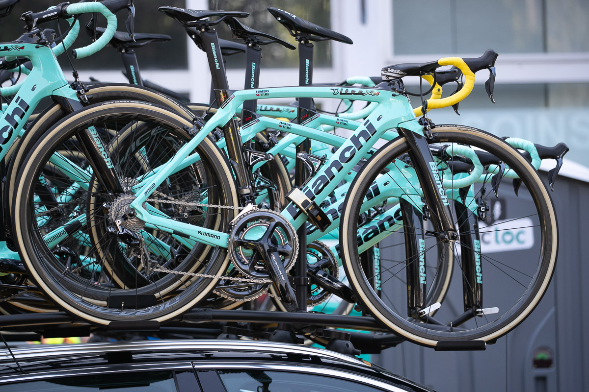 マイヨジョーヌを示すバーテープが巻かれたプリモシュ・ログリッチ（スロベニア、ユンボ・ヴィスマ）のOLTRE XR4