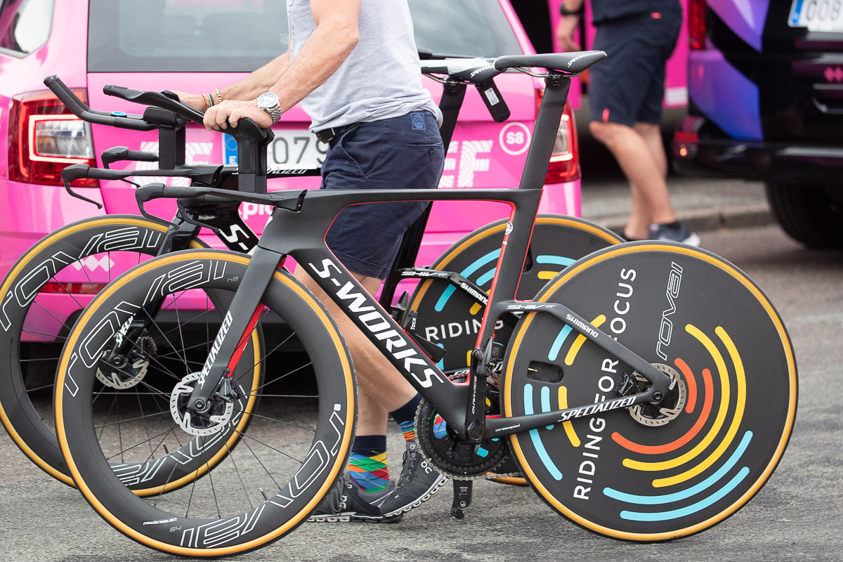 ナショナルチャンピオンカラーにペイントされたカスパー・アスグリーン（デンマーク）のSHIV TT Disc。ハンドルもワンオフだ