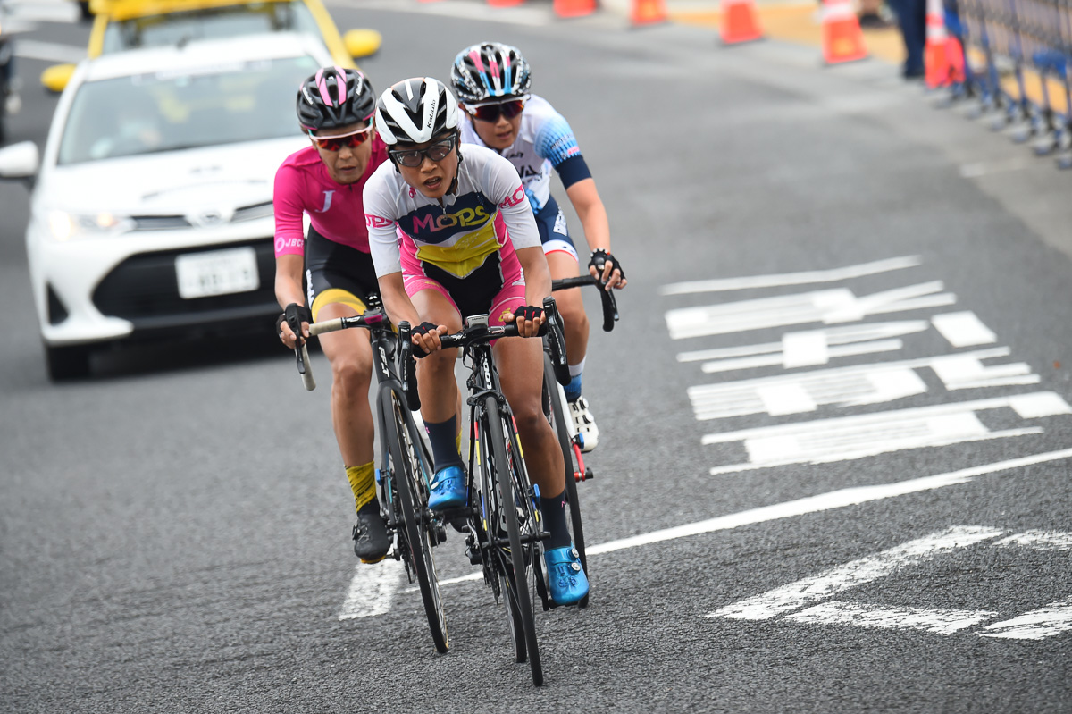 女子　レース中盤までに3名となった先頭集団