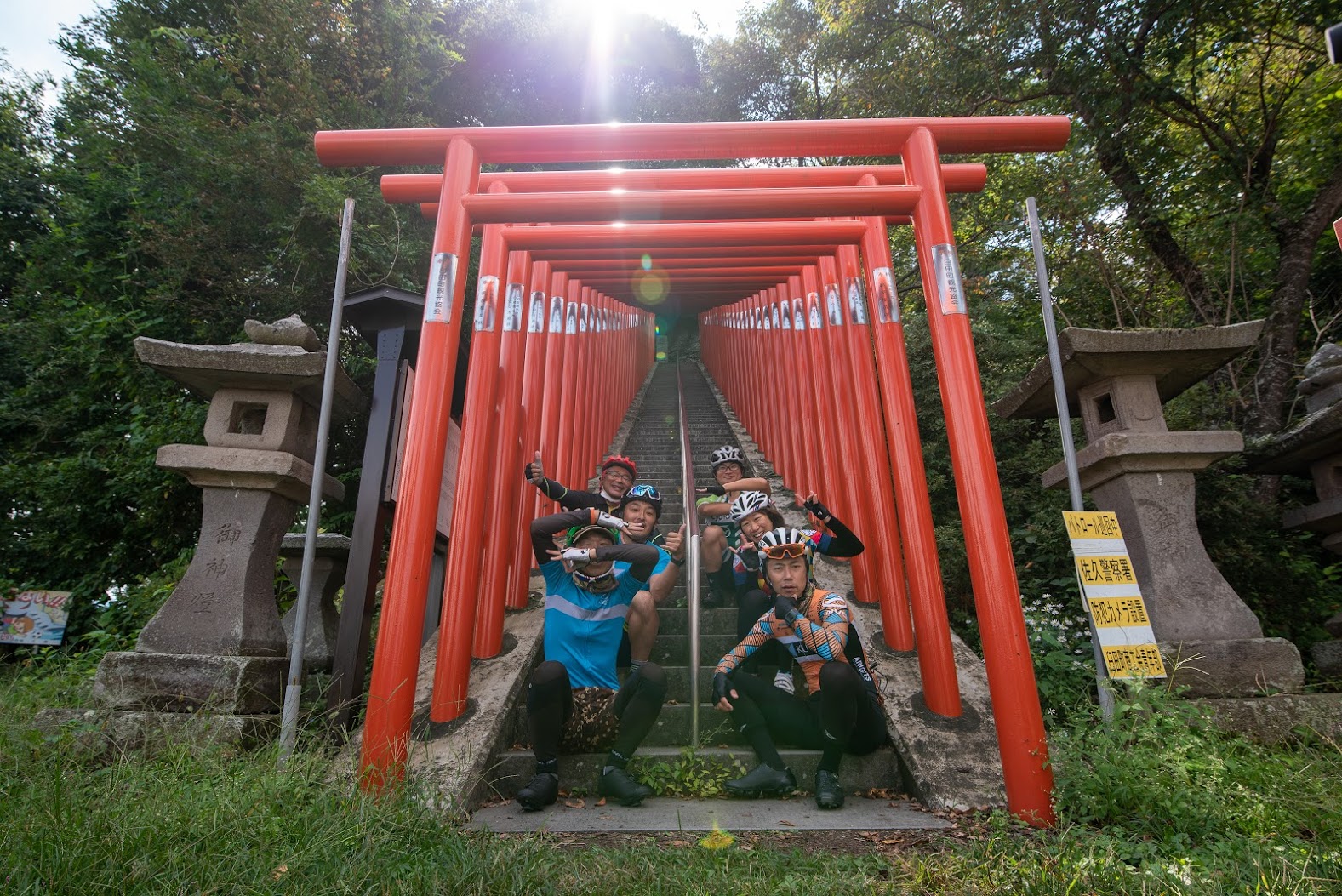 伏見稲荷を彷彿とさせる鳥居の神社が登場